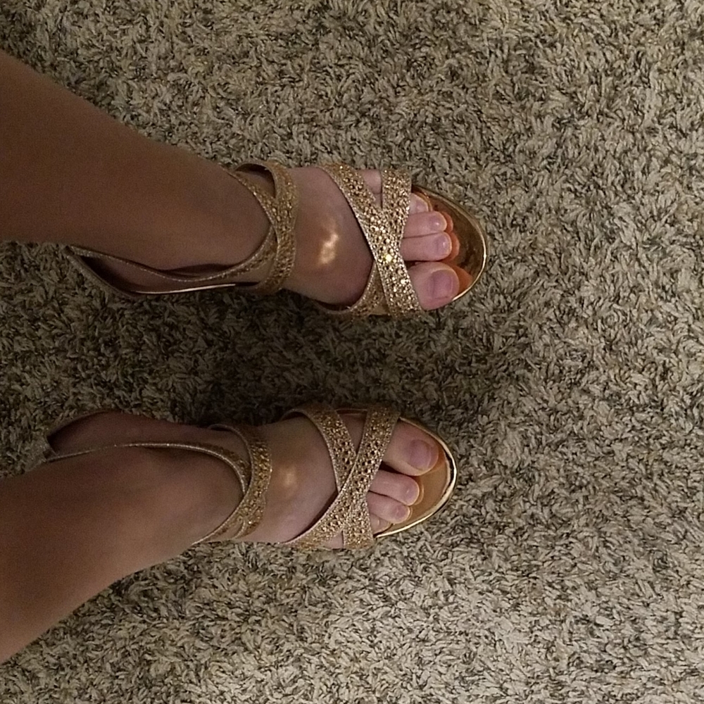 Champagne high heels size 7 brand new.. never worn - Picture 2 of 4